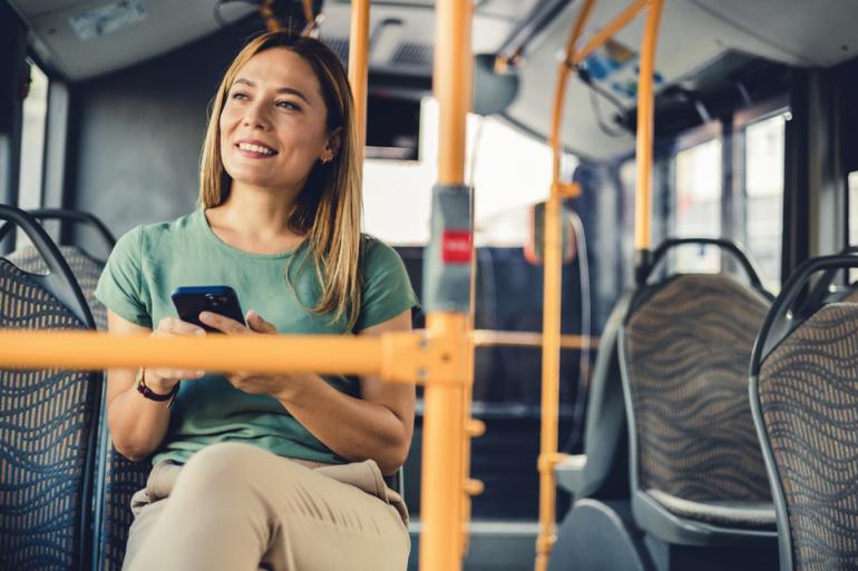 Mujer en el transporte público